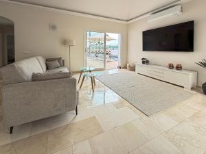 TV a/nebo společenská místnost v ubytování Exklusive Villa mit beheiztem Pool