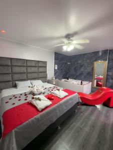 a bedroom with a large bed and a bath tub at Hotel Hyds in Lima