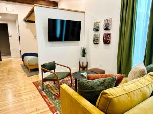 TV/trung tâm giải trí tại Loft 307 - The William - Vinyl - Downtown Vibes