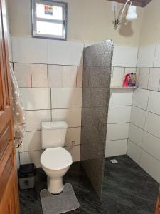ein Badezimmer mit Toilette und Fenster in der Unterkunft Recanto Zechini in Vargem Alta
