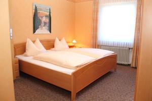 ÜdersdorfにあるHaus Sonnenscheinのベッドルーム1室(白いシーツが敷かれた大型ベッド1台、窓付)
