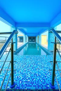 Bazén v ubytování Subrata Sarkar Road Satva Coral Palace Suite Near Sea Beach - Lift -Free Parking ! Swimming- Pool - Best Prime Location nebo v jeho okolí