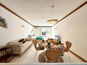 un salon avec une table et un canapé dans l'établissement Vilamoura Marina Beach With Pool by Homing, à Vilamoura