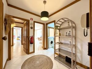 - un salon avec couloir et miroir dans l'établissement Vilamoura Marina Beach With Pool by Homing, à Vilamoura 21 autres photos