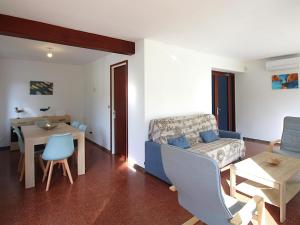 ein Wohnzimmer mit Couch und ein Esszimmer in der Unterkunft Casa con Jardín a 100m de la Playa de la Farella, Wifi y Garaje Privado - ES-228-175 in Llança