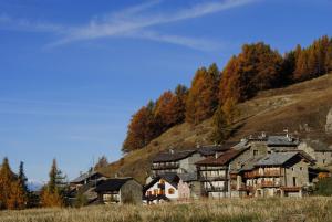 een groep huizen voor een heuvel bij A barma drola in Brusson