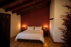 ein Schlafzimmer mit einem großen weißen Bett mit zwei Lampen in der Unterkunft Cielos de Celadas in Celadas