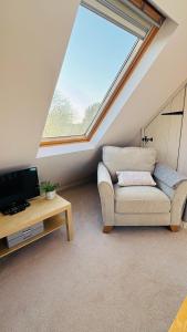 TV a/nebo společenská místnost v ubytování The Loft at Crown Cottage