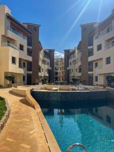 Bassein majutusasutuses Appartement bord de mer avec piscine à Bouznika või selle lähedal