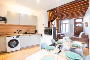 a kitchen and dining room with a table and chairs at LE 219 - Maison tout confort à Amiens Wi-Fi rapide, Netflix, calme & proche centre in Amiens