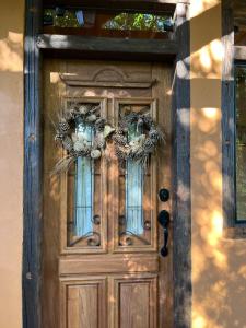 une porte en bois avec une couronne sur elle dans l'établissement Chalé Santo Antônio do Pinhal, à Santo Antônio do Pinhal