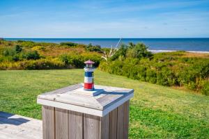 eine Holzkiste mit einem Leuchtturm auf einem Feld in der Unterkunft Ocean Dream Beach House in Saint Peters