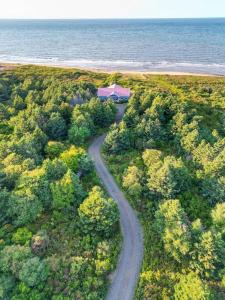 ein Haus an einer Straße in der Nähe des Strandes in der Unterkunft Ocean Dream Beach House in Saint Peters