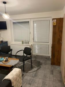 un salon avec une table et des chaises et une fenêtre dans l'établissement chata Modrá, à Vinné 27 autres photos