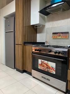 eine Küche mit Herd und Kühlschrank in der Unterkunft dabouq 3bedroom near all services JRE in Amman