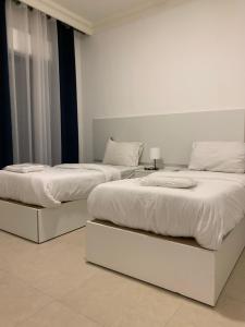 zwei nebeneinander stehende Betten in einem Schlafzimmer in der Unterkunft dabouq 3bedroom near all services JRE in Amman