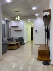 ein Wohnzimmer mit Sofa und Tisch in der Unterkunft dabouq 3bedroom near all services JRE in Amman