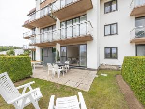 un patio avec des chaises et une table devant un bâtiment dans l'établissement Green Garden blok 7 - 0002 box 134, à Miami Wijk