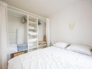 une chambre blanche avec un grand lit et des étagères dans l'établissement Green Garden blok 7 - 0002 box 134, à Miami Wijk 7 autres photos