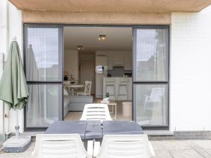 d'une terrasse avec une table et des chaises blanches. dans l'établissement Green Garden blok 7 - 0002 box 134, à Miami Wijk