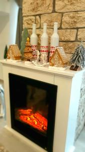 une cheminée avec des décorations de Noël sur le dessus dans l'établissement Stilvolles Design-Maisonette in Schiffweiler - 2 Etagen - Self-Check-in - 2 Parkplätze - WLAN - Balkon & Garten - ruhig gelegen - Nähe See & Wald - bis 7 Pers, à Schiffweiler