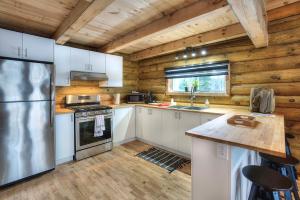 Η κουζίνα ή μικρή κουζίνα στο The Cozy Log Cabin with Private Hot Tub +6 φωτογραφίες