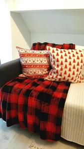 Postel nebo postele na pokoji v ubytování Gelbe Koffer - "Stilvolle Design-Maisonette" in Schiffweiler - 2 Etagen - Self-Check-in - 2 Parkplätze - WLAN - Balkon & Garten - ruhig - Nähe See & Wald - bis 7 Pers