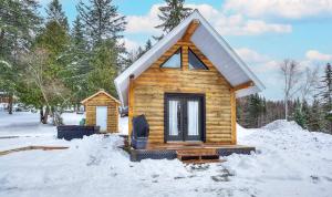 Το The Cozy Log Cabin with Private Hot Tub τον χειμώνα