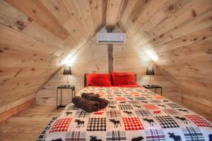 Ένα ή περισσότερα κρεβάτια σε δωμάτιο στο The Cozy Log Cabin with Private Hot Tub