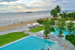 an aerial view of a resort with a swimming pool and a beach at HighFloor Seaview Condo,Pool by the beach,Kitchen,Gym,WIFI in Jomtien Beach