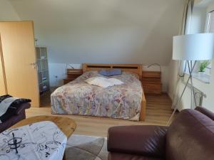 une chambre avec un lit et un canapé dans l'établissement Ferienwohnung Heike Heitmann, à Eystrup 3 autres photos
