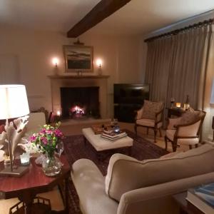 un soggiorno con divano e camino di Finstock Manor a Finstock