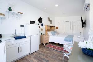 eine Küche und ein Schlafzimmer mit einem Bett und einem Tisch in der Unterkunft Rio retreat - Unit B in Miami