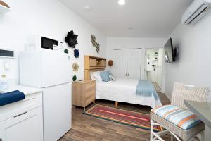 eine Küche und ein Schlafzimmer mit einem Bett und einem Kühlschrank in der Unterkunft Rio retreat - Unit B in Miami
