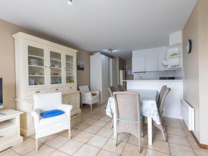 une cuisine et une salle à manger avec une table et des chaises dans l'établissement Green Garden blok 1 - 0105, à Miami Wijk