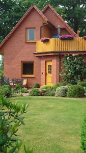 une maison avec une porte jaune et une cour dans l'établissement Ferienwohnung Heike Heitmann, à Eystrup