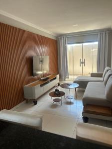 ein Hotelzimmer mit zwei Betten und einem Wohnzimmer in der Unterkunft Casa dos Ventos countrym climate and sea breeze in Cabo Frio