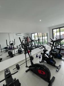 una habitación con un montón de bicicletas estáticas en un gimnasio en Stylish Spacious Studio with Pool & Fitness Centre, en Accra