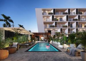 una piscina frente a un edificio en Stylish Spacious Studio with Pool & Fitness Centre, en Accra