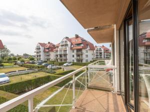 un balcon avec vue sur un parking dans l'établissement Green Garden blok 1 - 0105, à Miami Wijk