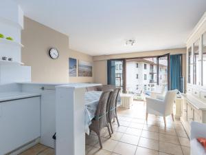 une cuisine et une salle à manger avec une table et des chaises dans l'établissement Green Garden blok 1 - 0105, à Miami Wijk