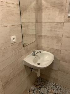 une salle de bain avec un lavabo et un miroir dans l'établissement chata Modrá, à Vinné