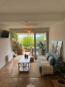 een woonkamer met een bank en een tafel bij Cozy apartment in Bormes-les-Mimosas
