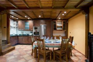 a dining room with a table and chairs in a kitchen at La Casona de Riomera in Santibáñez de la Fuente