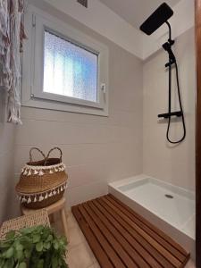 ein Badezimmer mit Badewanne und Fenster in der Unterkunft Cozy apartment in Bormes-les-Mimosas