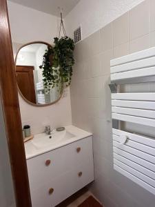 ein Badezimmer mit Waschbecken und Spiegel in der Unterkunft Cozy apartment in Bormes-les-Mimosas + 6 Fotos