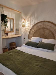 een slaapkamer met een groot bed met een houten hoofdeinde bij Cozy apartment in Bormes-les-Mimosas