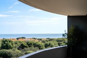 阿格德角L'horizon T4 vue mer rooftop balcon garages的从房子的阳台看到的景色