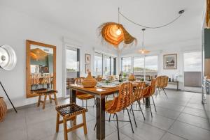 阿格德角L'horizon T4 vue mer rooftop balcon garages的餐厅里有一张桌子和几把椅子 更多77张照片