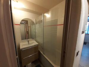 une salle de bain avec un lavabo et un miroir dans l'établissement Studio cosy 2/3 pers, proche remontées & commerces à Valfréjus - FR-1-561-88, à Valfréjus